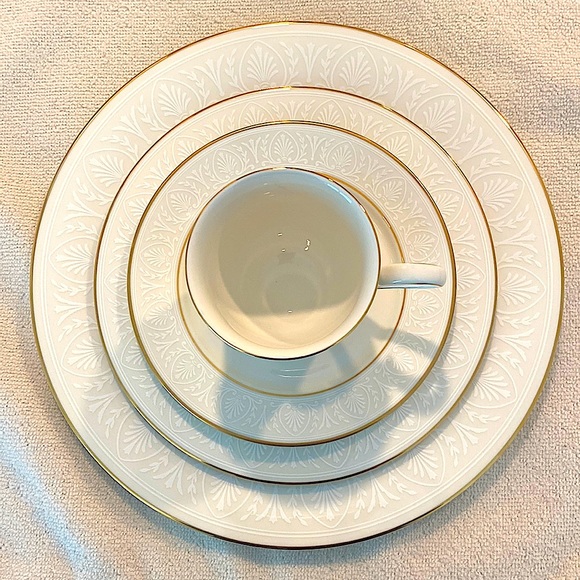 Discontinued | Courtyard Gold by LENOX | 4-Place Setting | Dinnerware Set - Picture 1 of 8